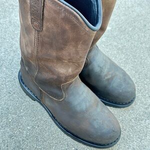 Red wing pull on boots size 9 in men’s in good condition